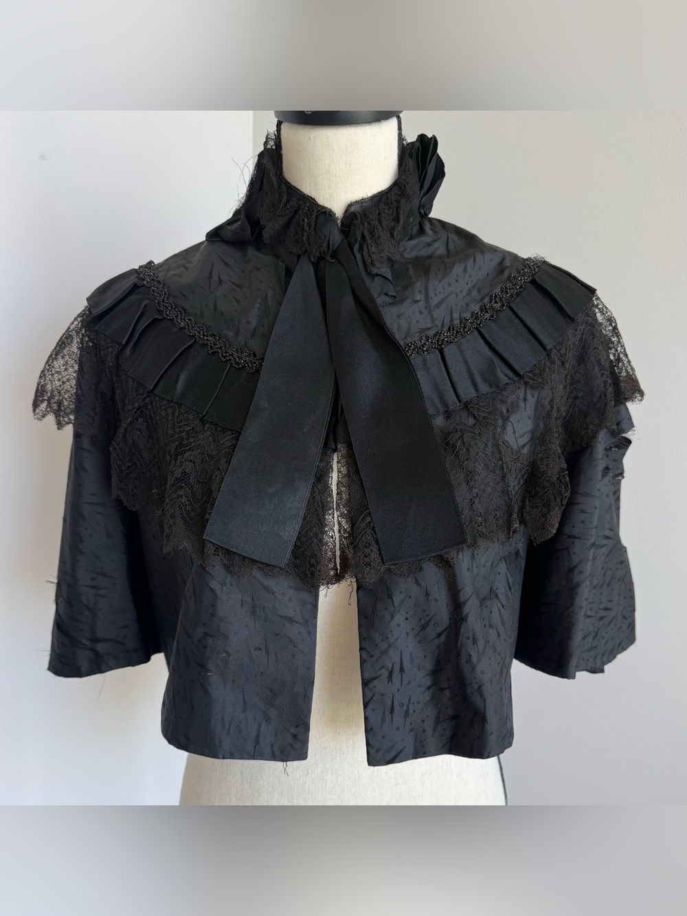 Antique Victorian / Edwardian Mourning Capelet • c. 1900–1905